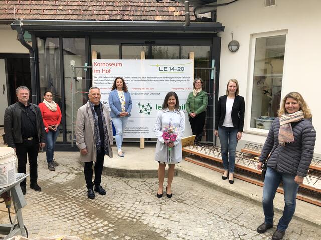 Lebenshilfe-Geschäftsführerin Monika Brandl (3.v.r.) freute sich unter anderem über den Besuch von Soziallandesrätin Doris Kampus (4.v.r.). | Foto: WOCHE