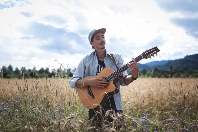 Mario Haber alias FAIASALAMANDA mit Gitarre