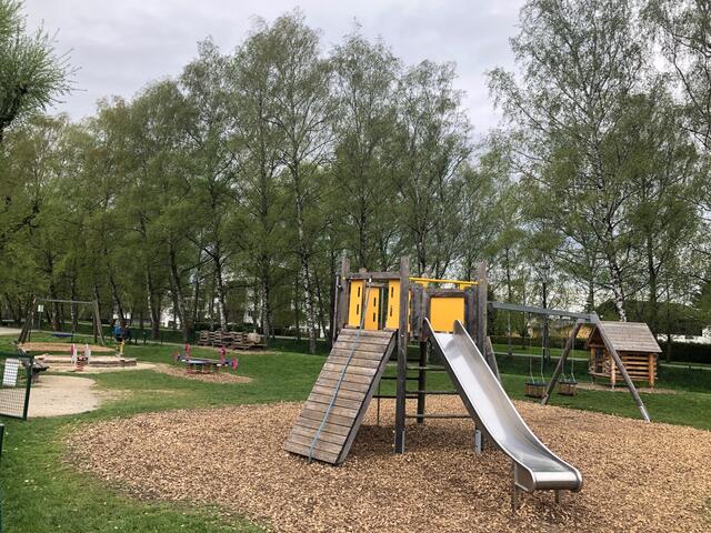 Viel Platz zum toben bietet der Spielplatz am Glanspitz. Hier finden sich auch zwei Tischtennistische.