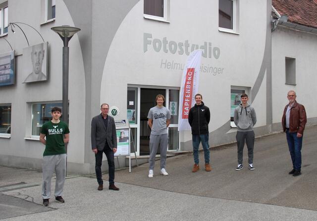 Die Kapfenberger Basketballer – die Bulls – betreuen die Selbsttest-Station. | Foto: Stadtgemeinde Kapfenberg
