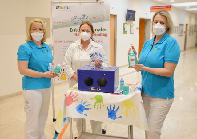 Martina Marcher, Sonja Michelitsch und Bereichsleitung Wilma Auinger informieren im Krankenhaus der Barmherzigen Brüder St. Veit über die richtige Händehygiene.