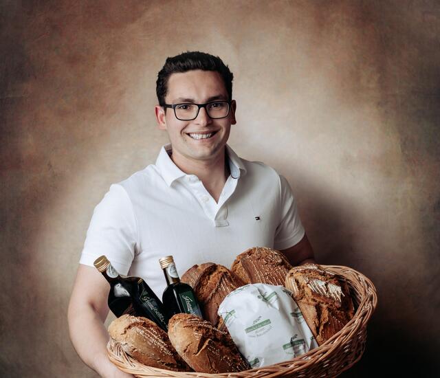 Matthias Seifried punktet mit Brot und Kernöl vom Gramitscher. | Foto: Lagerhaus/Knabl