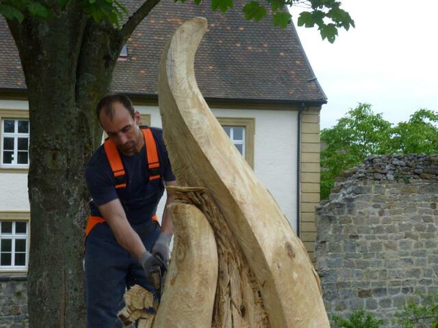 Alois Stöckl hat die Ambrosius-Statue aus Holz gefertigt. Die Statue ist am Auenland-Spielplatz zu bewundern.  | Foto: privat