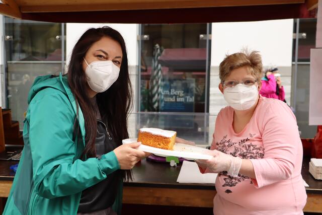 Barbara und Janine beim Kuchenverkauf am Bauernmarkt in Innsbruck