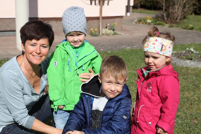 Das Hilfswerk Pinzgau konnte alle Betreuungsangebote – von der Kinderbetreuung bis zur Pflege und Betreuung von Senioren – auch im Corona-Jahr 2020 sicherstellen. Am Foto: Tagesmutter Ingrid Hasenauer aus Saalfelden mit David, Moyo und Vanessa.