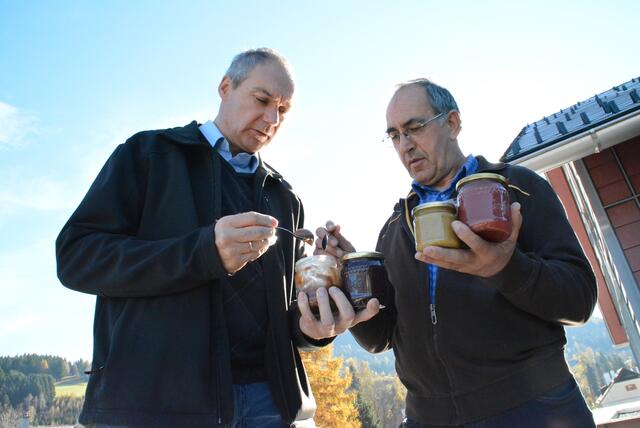 Leonhard Gruber (li.) und Franz Wieland (re.) beim Honig-Verkosten. Die Aufnahme stammt aus unserem Archiv und wurde vor der Corona-Pandemie gemacht. | Foto: Peter J. Wieland