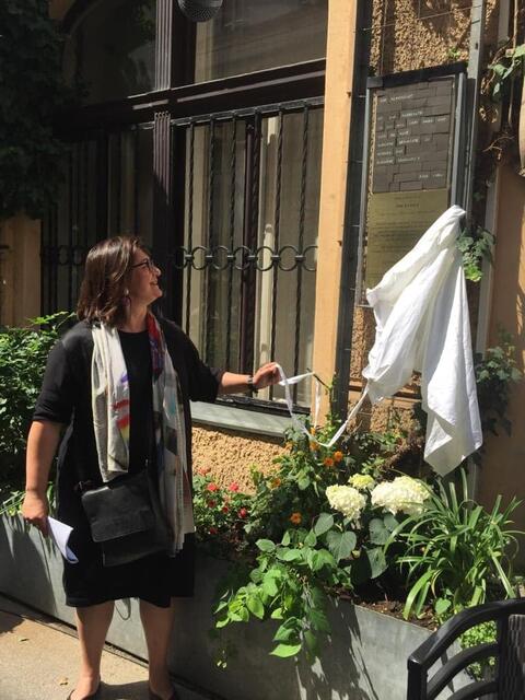 2019 enthüllte Kulturstadträtin Veronica Kaup-Hasler eine Gedenktafel für Erich Fried in der Pfluggasse.  | Foto: Urbanek