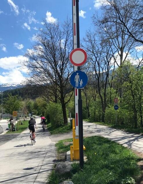 Im Bereich des Rumer Sportplatzes wurden kürzlich von der Gemeinde die Trassen getauscht. Fußgänger gehen dort wo die Radfahrer fahren und umgekehrt.  | Foto: Rumer Grüne