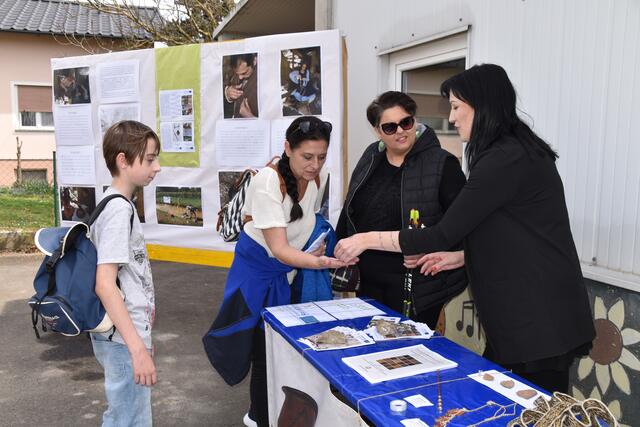 Manuela Thurner informierte über Fundstücke aus der Eisenzeit. | Foto: Michael Strini
