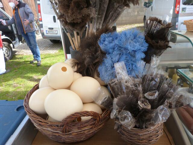 Straußeneier, Straußenfeder, als auch Pasteten und Cabanossi - das Angebot ist riesengroß