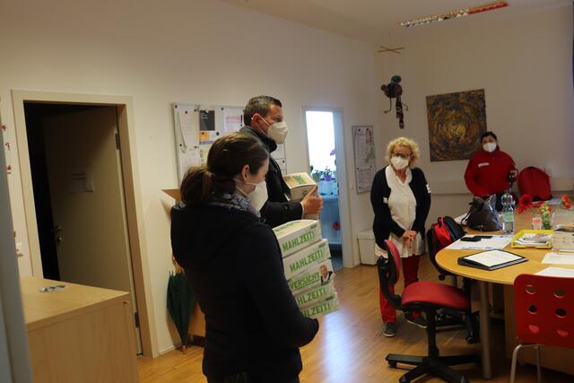 GR Angelika Lang und Vzbgm. Patrick Dorner beim Besuch der Hauskrankenpflege Hausmannstätten.   | Foto: Edith Ertl