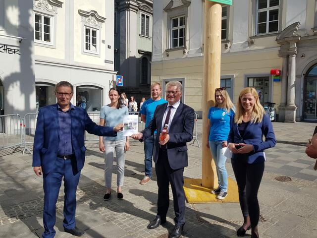 Im Vordergrund (von links): Christian Denkmaier (Bürgermeister von Neumarkt), Klaus Luger (Bürgermeister von Linz) und Doris Lang-Mayerhofer (Kulturreferentin der Stadt Linz). | Foto: Privat