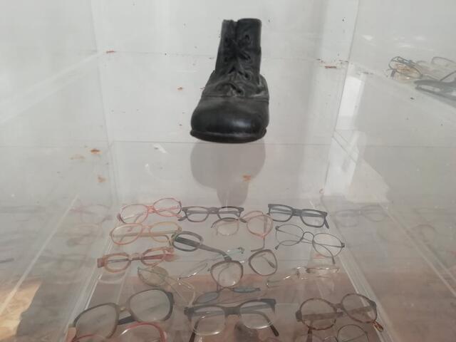 Kinderschuh aus dem KZ Auschwitz.  | Foto: Sellner