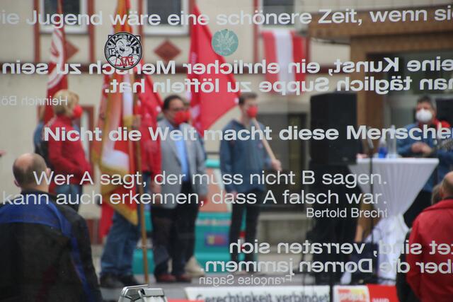 Die gläserne Zitatewand der St. Georgener Bushaltestelle enthält somanche der beim Maiaufmarsch proklamierten Botschaften. | Foto: Eckhart Herbe