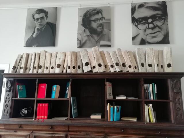 Eine Auswahl seiner Werke sowie von Catherine Fries-Boswell kreierte Ordner aus Gips finden sich im Regal aus Frieds Arbeitszimmer. | Foto: Sellner