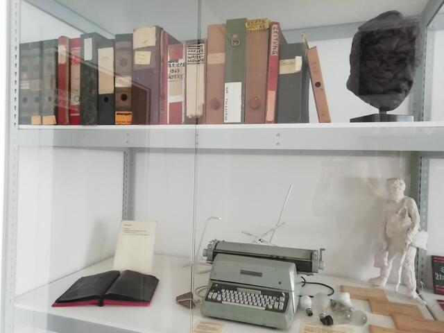 An dieser Schreibmaschine entstanden zahlreiche seiner Werke. | Foto: Sellner