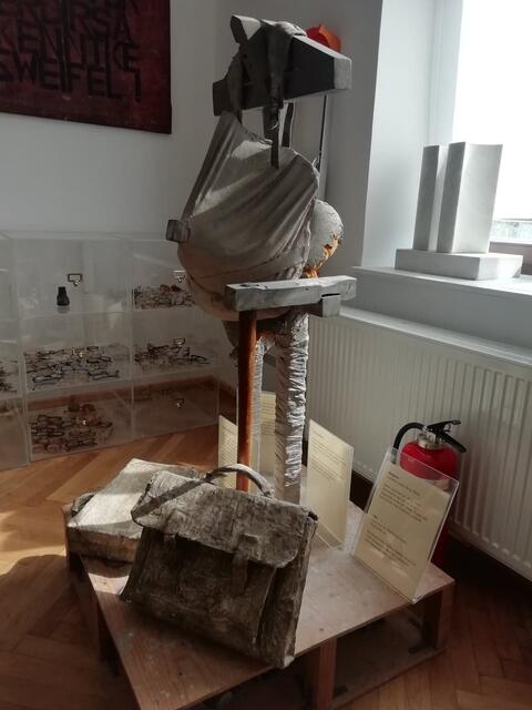 Eine Skulptur Erich Frieds von Catherine Fried-Boswell, die ihren Mann der zu diesem Zeitpunkt zeigt, an dem er bereits an Krebs erkrankt war.  | Foto: Sellner