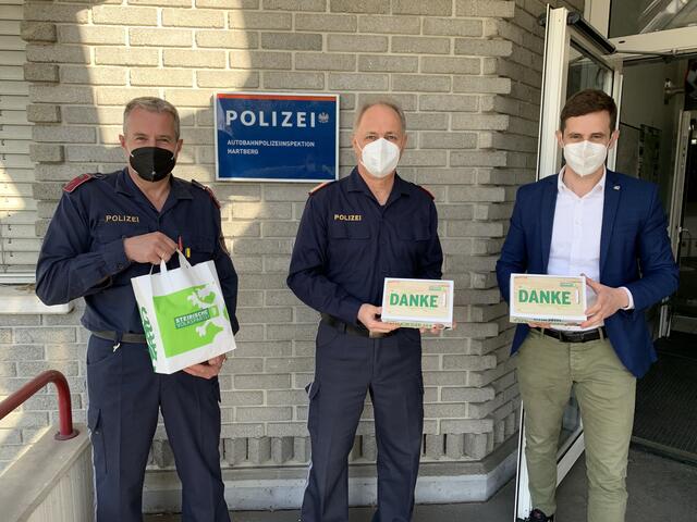 LAbg. Lukas Schnitzer bedankte sich auch bei den Mitarbeitern der Autobahnpolizei für ihren Einsatz. | Foto: KK