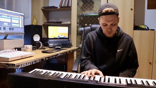 Jede neue Komposition beginnt am Keyboard, wo „LOKY“ gewisse Elemente schon in seinem Kopf hört. | Foto: Privat