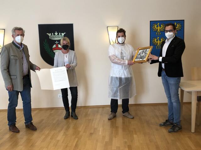 Auszeichnung für Testhelfer durch M. Preineder, I. Neumann-Hartberger und Bgm. Manuel Zusag an Markus Kerbl (2.v.r.) stellvertretend für das Test-Team. | Foto: Simhofer