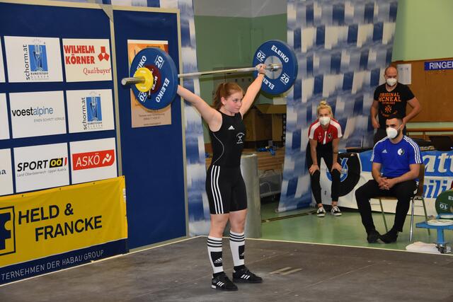 Sophia Stieg (AK Union Öblarn) bei 68 kg Reißen

Foto: Conny Högg