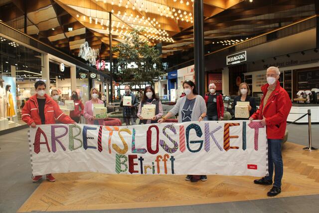 Vertreter von AMS Steyr, RegionalCaritas, Frauenstiftung Steyr, ÖGB Region Steyr, VABB Job Start, Integrationszentrum Paraplü, pro mente StandUp, Treffpunkt Mensch &amp; Arbeit und Volkshilfe Arbeitswelt waren bei der Aktion dabei.  | Foto: kai