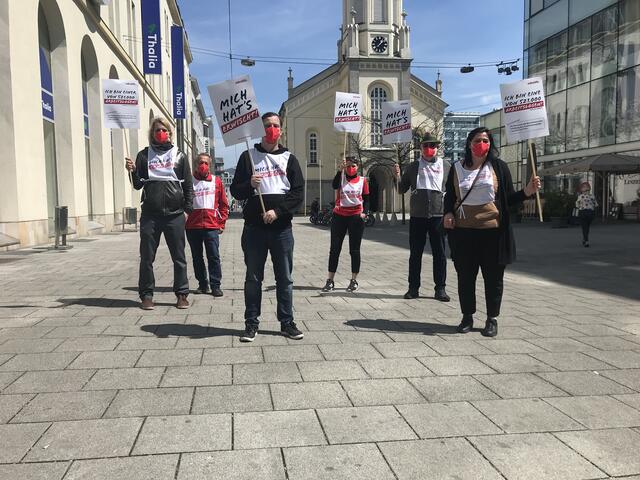 Vorstandsmitglieder der Volkshilfe Linz (Dritte von rechts: Vorsitzende Maria Dietrich) sowie Vertreter der Volkshilfe Oberösterreich zum heutigen Tag der Arbeitslosen. | Foto: VH Linz