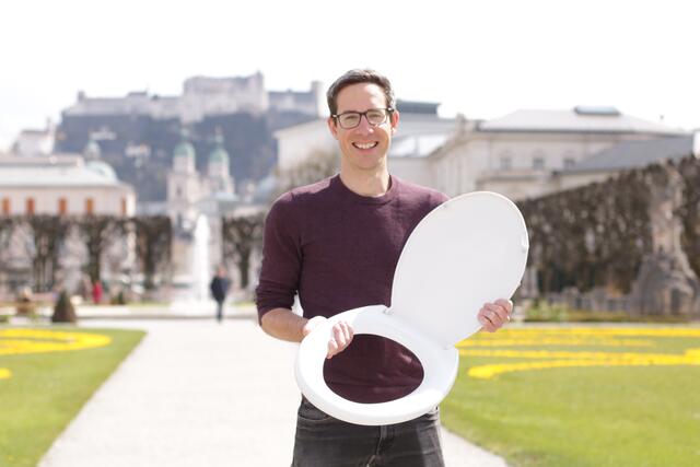 KPÖ-Plus-Gemeinderat Kay-Michael Dankl startete die Stille-Örtchen-Umfrage" und sammelt Hinweise aus der Bevölkerung, wo es in der Stadt Salzburg zusätzliche öffentliche Toiletten benötige.  | Foto: Sarah Pansy