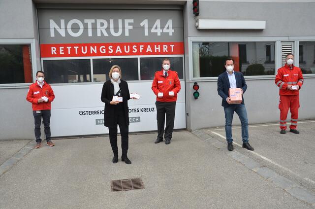 Geschäftsführer Alexander Klakoczer, Abg.z. NR Mag. Michaela Steinacker, Bezirksstellenleiter Wolfgang Uhrmann, Vize-Bgm. Andi Kirnberger, Notfallsanitäter Clemens Gantar | Foto: Foto: Rotes Kreuz