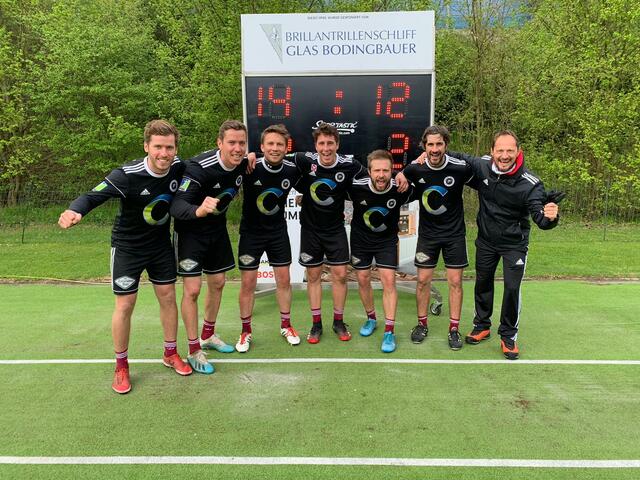 Jubel bei Coach Andreas Woitsch (r.) und seinem Team.