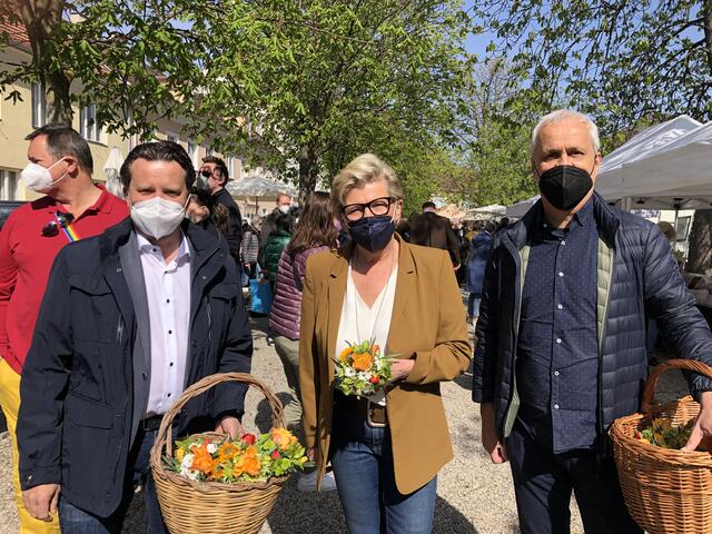 Bürgermeister Wolfgang Benedikt, Naschmarkt Initiatorin Ilse Fandl und Vizebürgermeister Erwin Mantler verteilen bunte Blumengrüße an die teilnehmenden Standler. (c) Raidl