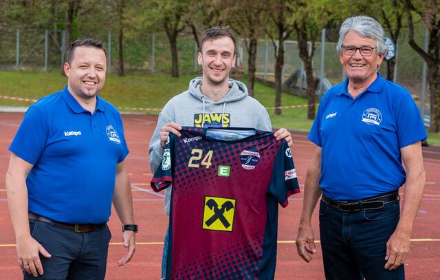 Präsident Leithold, Kapitän Nikolic, Vizepräsident Pacnik. | Foto: Handball Sportunion Leoben