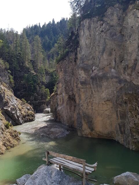 am See zwischen dem Felsen