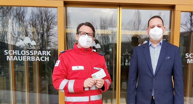 Hoteldirektor Philip Jansohn (re.) mit einem Mitarbeiter des Roten Kreuz