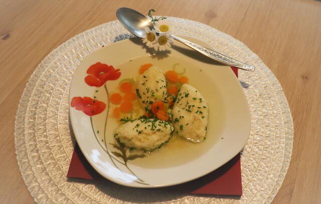 Karotte und Porree.....einige Vitamine noch dazu geben, kann nicht schaden.
Wir essen sie gerne in einer selbstgemachten Gemüsesuppe....😉
Sind sicher in einer Rindersuppe auch SPITZE.👍