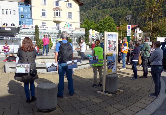 Rund 50 Unterstützer kamen am vergangenen Freitag zur Mahnwache nach Ötztal-Bahnhof. | Foto: Foto: Gabl