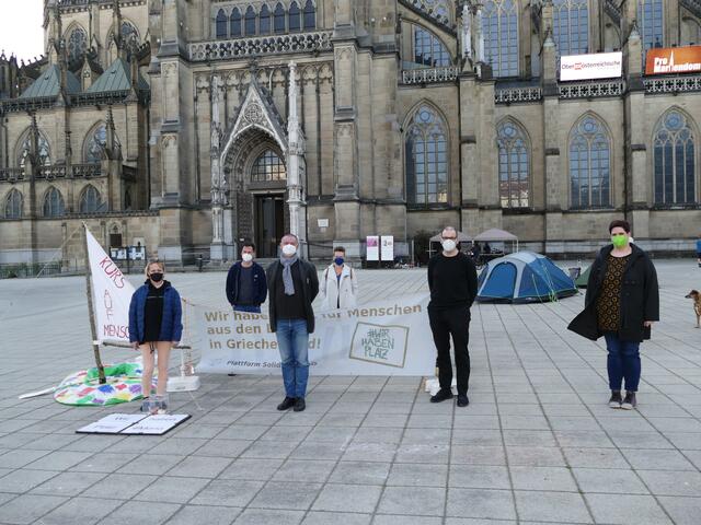 Protest für eine humanere Flüchtlingspolitik auf dem Linzer Domplatz. | Foto: Die Grünen
