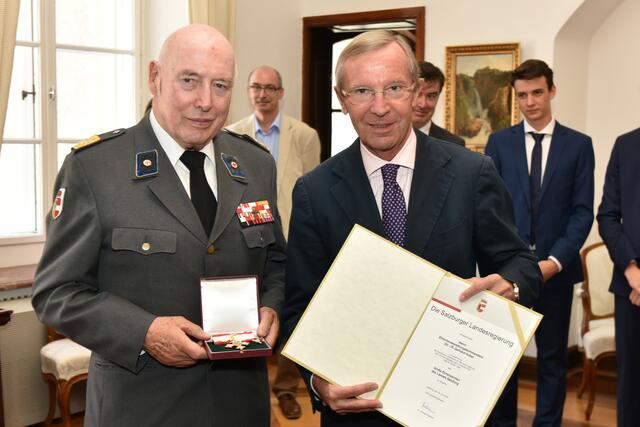 Im Jahr 2016 erhielt Gerhard Huber (li.) das Große Ehrenzeichen des Landes Salzburg. Im Bild mit Landeshauptmann Wilfried Haslauer. | Foto: LMZ/Otto Wieser