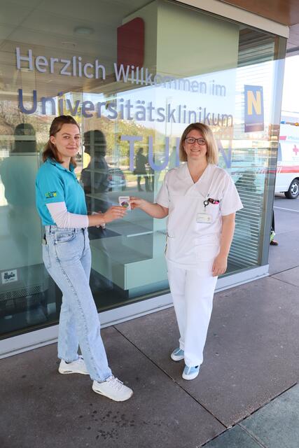 Stellvertretend für die gegründete Junior Company „Memimals“ übergab Elena Rabacher drei Memorys an die pflegerische Bereichsleitung des konservativen Bereichs DGKP Heidemarie Sax.
 | Foto: Universitätsklinikum Tulln