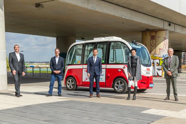 Das Projektteam von auto.Bus - Seestadt (v.l.): Bernhard Bücker (Siemens Mobility), Florian Schneider (KfV), Benedikt Rauch (TÜV Austria), Alexandra Millonig (AIT) und Günter Steinbauer (Wiener Linien). | Foto: Wiener Linien/Gritsevskaja Alexandra