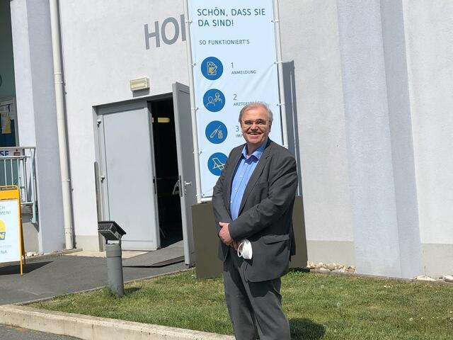 Wolfgang Brandstetter auf dem Weg zur zweiten Teilimpfung in der Sporthalle Horn. | Foto: Schwameis