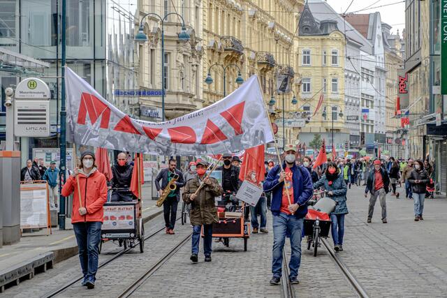 Maidemo unter Corona-Auflagen auf der Landstraße.