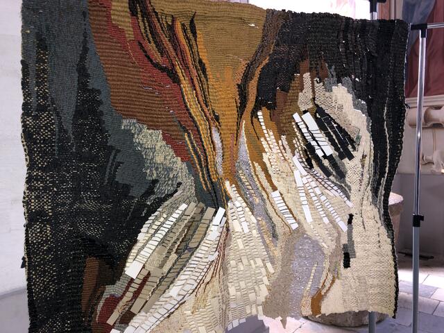 Textilkunst von Kornelia Strahlhofer im Sakralraum der Basilika am Weizberg.