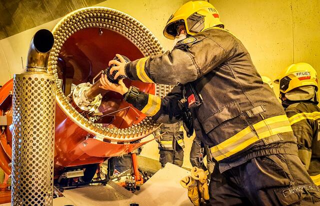 Wie im Ernstfall, die Feuerwehrleute übten mit dem neuen Gerät. | Foto: FF Mooskirchen