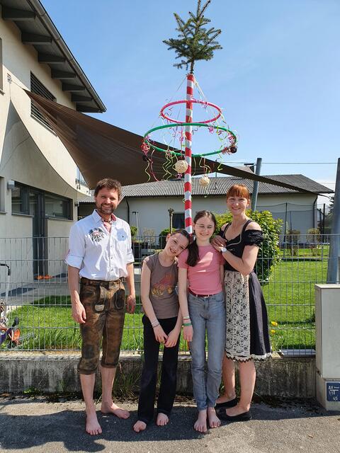 Wie schön: Familie Schröck aus dem Hörschinger Ortsteil Öhndorf übermittelte uns dieses Bild, mit dem passenden Mini-Maibaum. | Foto: Schröck