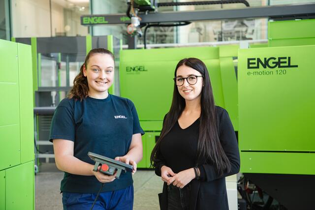 Anna Spiegl (links) macht eine Ausbildung zur Mechatronikerin, Denise Lettner hat sich für die Informationstechnologie entschieden.