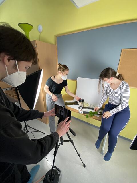 Paul Michael Resch, Katharina Jung  und Lina Weidinger bei der Arbeit in der "PTS Medienwerkstatt" in der Polytechnischen Schule Aigen-Schlägl. | Foto: PTS Aigen-Schlägl