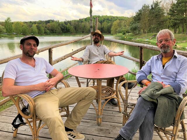 Die Künstler Harald Haberhauer (l.), Chris Scheuer (r.) mit Gastgeber Tobias Scheuer im Restaurant "Strandgut". | Foto: Hofmüller (9x)