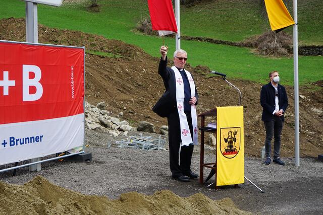 Pfarrer Damian Frysz segnete die Baustelle. | Foto: Gabi Innerhofer