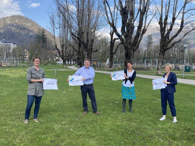 Sabine Promberger (links) und Ines Schiller (rechts) freuen sich mit dem Team über die gemeindeübergreifende Kooperation. | Foto: Gde. Bad Ischl